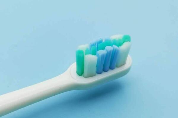 調(diào)整刷毛軟度 使用電動牙刷的方法