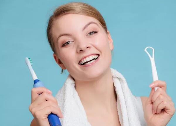 電動牙刷怎么刷舌頭？兩分鐘教你學會用電動牙刷刷牙