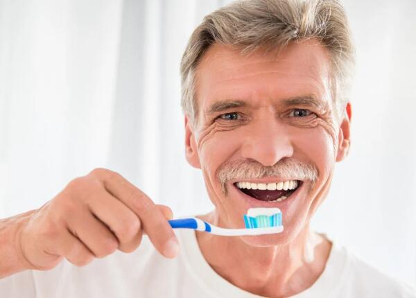 老年人適合用聲波電動牙刷嗎？聲波牙刷的三大適用人群